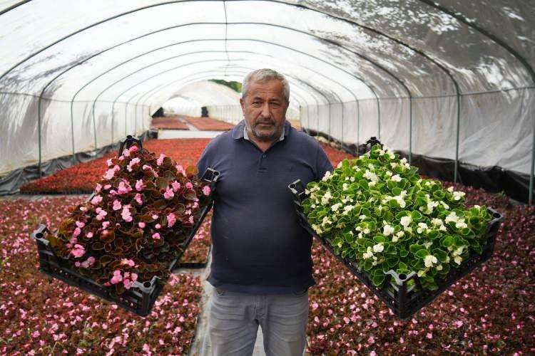 <p>Yalova'da 5 kilo gübreyle 1 dönüm yer suluyorlar. Dezavantajlarımız olduğu kadar avantajlarımız da var. Bulunduğumuz konum mevsimlik bitki üretimi için çok güzel. Bu avantajı fark ettik.</p>
