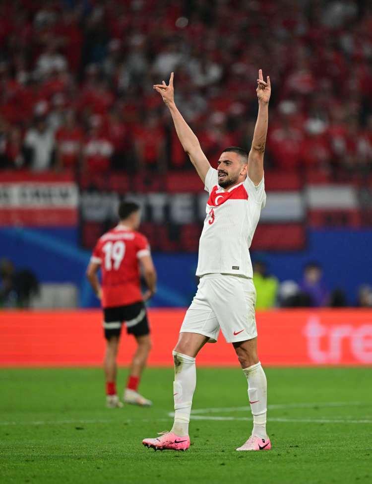 <p>Türk milli takımı oyuncusu Merih Demiral'ın Avusturya'ya karşı oynanan maçta attığı golden sonra sevincini bozkurt işareti yaparak kutladığını hatırlatan Doç. Dr. Savaş Eğilmez, "Türk milletinin tamamıyla bütünleşen bu sevinç sonrası Türk karşıtı odaklar harekete geçti ve UEFA milli oyuncumuz hakkında soruşturma başlattı. Bunu sadece UEFA'nın kendi inisiyatifi olarak görmek çok yanlış olur. Çünkü Merih Demiral'ın bu milli sevincini kabullenemeyen Almanya İçişleri Bakanı Nancy Feaser, İsrail medyası ve Amerika merkezli Ermeni diasporası hemen harekete geçmiş ve UEFA'yı baskı altına almıştır. Hatta Ermeni diasporası Merih'in uluslararası müsabakalardan men edilmesi için kampanya başlatmıştır. Bu soruşturma ve Türk karşıtı söylemler asla kabul edilemez. Merih'in bu sevinci Türk milletini kucaklamış ve Türk kültürüne ve tarihine güçlü bir mesaj olmuştur. Kim ne yaparsa yapsın, ne derse desin, Türk milletinin siyasi, sosyal ve kültürel hayatına bu kadar güçlü bağlarla bağlı olan Kurdu yasaklayamaz, unutturamaz. Tarih buna asla izin vermez” şeklinde konuştu.</p>