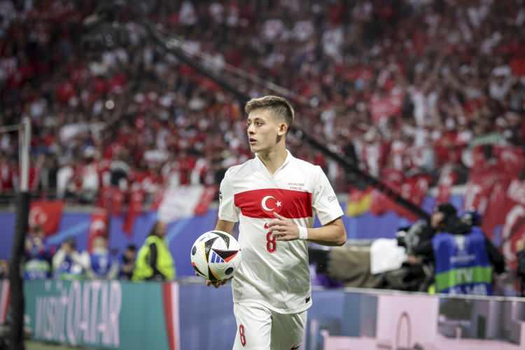 <p>"Tüm gece yağan yağmur zirve yapmıştı. Türkiye 1-0 öndeydi ve Arda Güler topun başında yalnızdı. Elini havaya kaldırdı ve salladı ama boğuluyorum demek için değildi bu hareket.</p>
<p> </p>