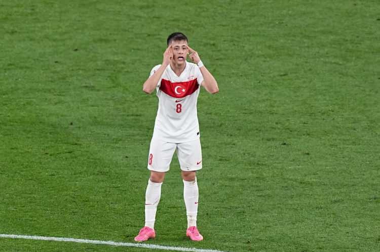 <p><em><strong>"Bilmediğimiz kısım; cezalı Hakan &Ccedil;alhanoğlu'nun yokluğunda, en b&uuml;y&uuml;k futbol sahnelerinden birinde, turnuvanın en iyi takımlarından birine karşı, Avrupa'nın en parlak gen&ccedil; oyuncularından biri lider olabilecek miydi? Heyecan verici yıldız, bitirici olabilecek miydi? Cevabımızı saniyeler i&ccedil;inde aldık.</strong></em></p>

<p>&nbsp;</p>
