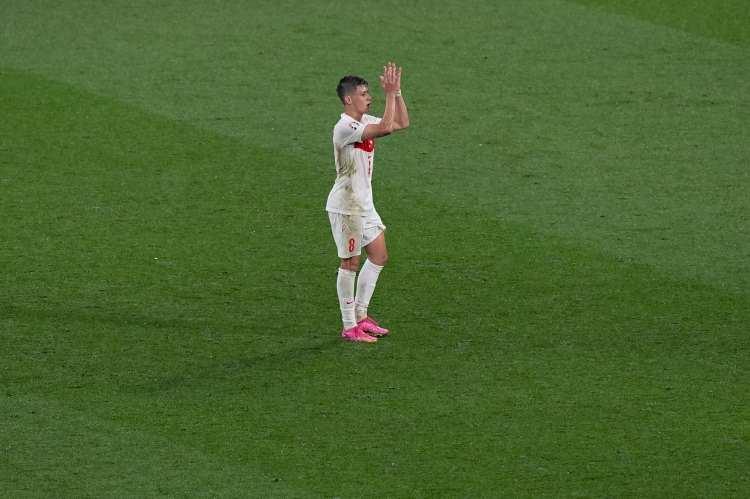 <p><span style="color:#B22222"><strong>"FUTBOL ZEKASI AKLIMI BAŞIMDAN ALDI"</strong></span></p>

<p><em><strong>"O diğerlerinden farklı. Topu eline aldığında bir şeyler yapacağını biliyorsun. "Onu sahada g&ouml;rd&uuml;ğ&uuml;mde sol ayağı ve futbol zekası aklımı başımdan aldı."</strong></em></p>
