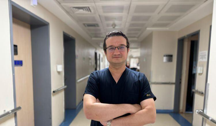 <p>Araştırma için yaş ve cinsiyetleri aynı, bel ağrısı çeken 66 hasta ile bel ağrısı şikayeti olmayan 66 kişinin detaylı analizleri yapıldı. Doç. Dr. Ekşi, ağrısı olanlarla olmayanlar arasında ne gibi farklar veya benzerlikler olduğunu belirlemek amacıyla bu kıyaslamayı yaptıklarını anlatarak şu bilgileri verdi: <em><strong>“Genel kanının aksine, belin alt orta kısmındaki kaslardan ziyade (multifidus kasları), belin üst dış bölgesindeki yüzeysel kaslar olarak da bilinen, elektra spinae adını verdiğimiz kasların yağlanması bel ağrısını başlatıyor. Bu kanıya nasıl vardık? Bel ağrısı olmayan kişilerde de belin alt orta kısmındaki kaslar yağlı ve zayıftı ama buna rağmen bel ağrısı gelişmemişti. Dolayısıyla ağrıyı asıl başlatanın sanılanın aksine farklı bir kas grubu olduğunu bilimsel olarak ilk kez ortaya koyduk."</strong></em></p>

<p> </p>
