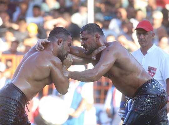 <p>Sarayiçi Er Meydanı'ndaki turlarda Kürşat Korkmaz, Yıldıray Akın, Mustafa Arslan, Hüseyin Gümüşalan'ı yenerek finale çıkan 2023 yılı Kırkpınar başpehlivanı Yusuf Can Zeybek; Turan Balaban, Orhan Okulu, Enes Doğan, Serhat Gökmen'i geçerek finale gelen 2022 yılı Kırkpınar başpehlivanı Mustafa Taş ile final maçında karşı karşıya geldi.</p>
