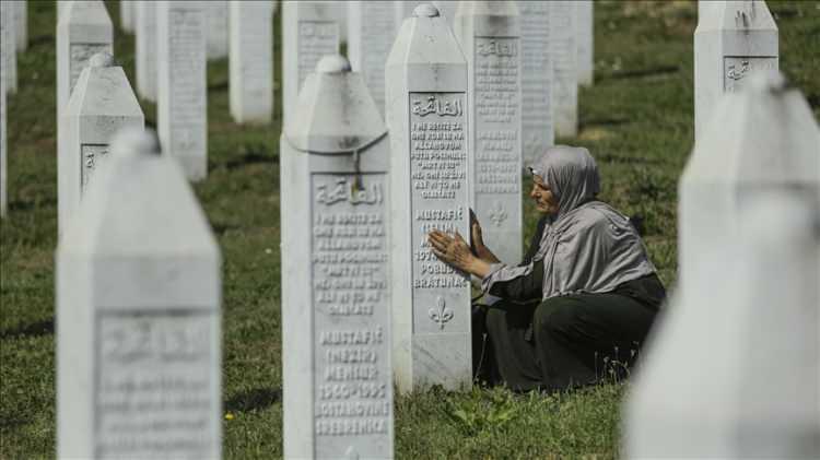 <p>Savaşın ardından kayıpları bulmak için başlatılan çalışmalarda, toplu mezarlarda cesetlerine ulaşılan kurbanlar, kimlik tespitinin ardından her yıl 11 Temmuz'da Potoçari Anıt Mezarlığı'nda düzenlenen törenle toprağa veriliyor.</p>

<p> </p>
