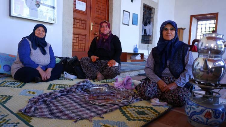 <p>Başta cami bahçeleri olmak üzere, kent merkezinde bulunan meydan ve parklar adeta kamp alanına dönüştü.</p>
