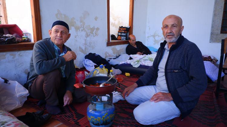 <p>Kaldırımlarda, arabaların kasalarında ve cami köşelerinde uyuyan vatandaşların görüntüleri de kameralara yansıdı.</p>
