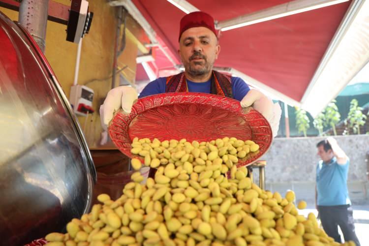 <p>İlk etapta az bir şekilde yaparak vatandaşlara ikram edilen limonlu badem şekeri için, halkın güzel tepkilerinin ardından seri üretimine geçildi. </p>