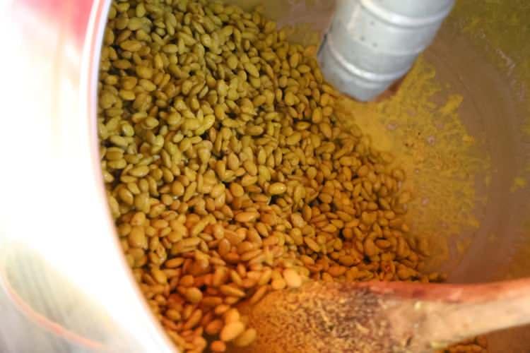 <p>Limonlu badem şekerini yapmamız, havaların sıcak olması ve limonun da ferahlatmasından dolayı b&ouml;yle bir şey yapmaya karar verdik.</p>
