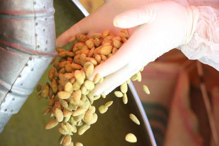 <p>İlk etapta az bir &uuml;retim yaparak vatandaşlara ve m&uuml;şterilere ikram ettik. M&uuml;şterilerimiz yapmış olduğumuz limonlu badem şekerinden memnun kaldı.</p>
