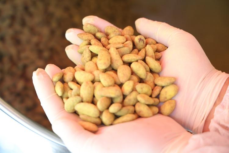 <p>Vişneli badem şekerini nasıl y&uuml;zde y&uuml;z vişneden yapıyorsak limonlu badem şekerini de aynı şekilde yapmaya başladık.&nbsp;</p>
