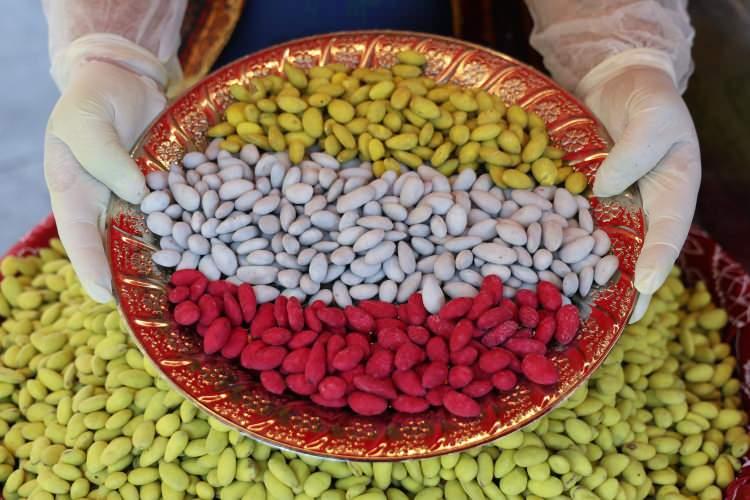 <p>M&uuml;şterilerimizin talebi var, biz de &uuml;retime devam ediyoruz. Sade badem şekerinde nasıl ki şehirlerarası ve yurt dışına g&ouml;nderiyorsak vişneli ve limonlu badem şekerinde de aynı talebi g&ouml;rd&uuml;k.</p>
