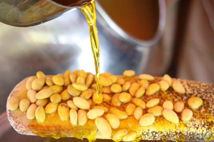 <p>Şimdi de yaz aylarına has daha farklı bir tat olsun diye limonlu badem şekeri yapımına başladık. M&uuml;şterilerimizin yapmış olduğumuz limonlu badem şekerini &ccedil;ok beğendi.</p>
