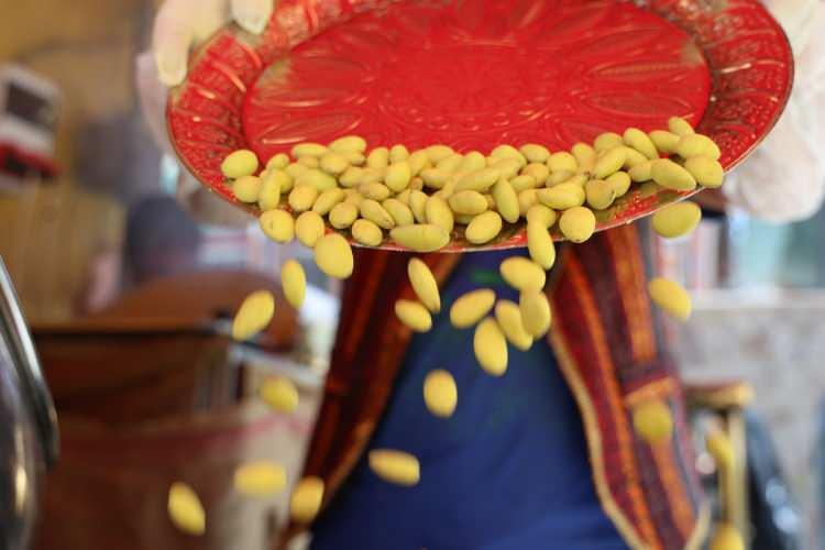 <p>Vişneli ve sade badem şekeri taze bir şekilde her g&uuml;n tezgahlarımızda bulunuyor.&nbsp;</p>
