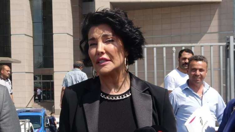 <p><strong>EV ADRESİMİ PAYLAŞTI, TEHDİT ETTİ</strong></p>
<p>Deniz Akkaya'nın kendisine ait ev adresini de sosyal medyada yaydığını belirten İpekler, ayrıca Akkaya'nın bir televizyon programında aleyhine tehdit edici paylaşımlarda da bulunduğunu ekledi. Şikayetin üzerine İstanbul Anadolu Cumhuriyet Başsavcılığı Deniz Akkaya hakkında <em><strong>"hakaret"</strong></em> suçundan soruşturma başlattı.</p>