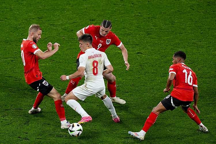 <p><strong>MERİH DEMİRAL'DAN 40 YIL SONRA İLK</strong><br />
<br />
A Milli Takım'ı galibiyete taşıyan golleri kaydeden savunma oyuncusu Merih Demiral, 40 yıl sonra Avrupa Şampiyonası'nda bir maçta 2 gol atmayı başaran ilk savunma oyuncusu oldu.</p>
<p><br />
Merih'ten önce 1984 yılındaki organizasyonda Fransa forması giyen defans Jean-François Domergue, Portekiz maçında 2 gol atmıştı.<br />
</p>
<p> </p>
<p> </p>
