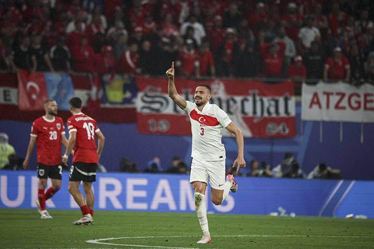 <p>Merih Demiral, ulaştığı bu sayıyla, A Milli Takım formasıyla bir Avrupa Şampiyonası'nda en fazla tehlike savuşturan futbolcu olmayı başardı.</p>