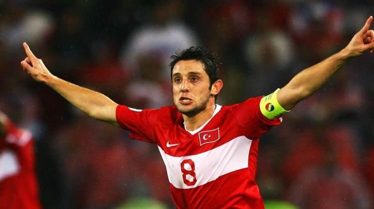 <p>Merih Demiral aynı zamanda 2008 Avrupa Şampiyonası'nda Çekya ile oynanan karşılaşmada 2 gol atan Nihat Kahveci'yi de yakalayarak, milli formayla Avrupa Şampiyonası'nda bir maçta 2 gol atmayı başaran ikinci futbolcu oldu.</p>

