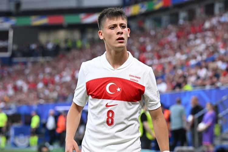 <p><strong>ARDA GÜLER TARİHE GEÇTİ</strong><br />
<br />
Avusturya karşısında Merih Demiral'ın kaydettiği ikinci golde asisti yapan 19 yaşındaki yıldız Arda Güler, Avrupa Futbol Şampiyonası tarihine geçti.<br />
<br />
Arda Güler, 20 yaşın altında olup Avrupa Şampiyonası'nda hem gol atıp hem de asist yapan üçüncü ünvanını aldı.</p>