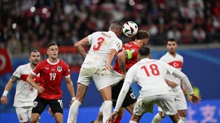 <p><strong>TURNUVANIN EN ÇOK TEHLİKE UZAKLAŞTIRAN TAKIMIYIZ</strong><br />
<br />
A Milli Futbol Takımı, Avusturya karşısında 56 kez tehlike uzaklaştırırken bu anlamda organizasyonda tehlikeyi en fazla savuşturan yapan takım oldu.<br />
<br />
Millilerde Merih-Kaan-Abdülkerim üçlüsü, toplamda 38 uzaklaştırma yaparken, Merih 17 uzaklaştırmayla ilk sıraya çıktı.</p>