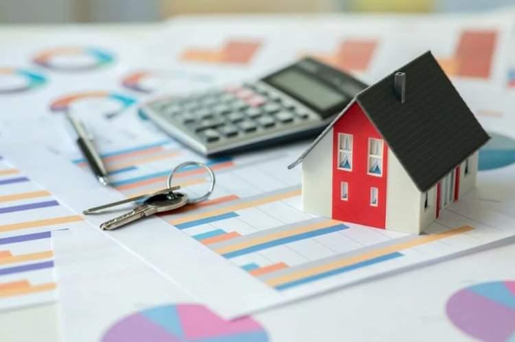 <p><strong>TELEFON ÇALMIYOR - </strong></p>

<p> </p>

<p>İstanbul Ticaret Odası Gayrimenkul Komite Başkanı Hakan Akdoğan, <strong>"Yaklaşık 7-8 aydır alıcı piyasasındayız. Konut üretiminde ciddi bir artış olmasa da satışa çıkan konut sayısı çok yüksek, talep yok. Önceden satıcıların telefonu günde 10 kez çalıyordu, şimdi haftada 1 kez ya çalıyor ya çalmıyor. Alıcı kıymete bindi, pazarlık marjları çok artmaya başladı"</strong> dedi.</p>
