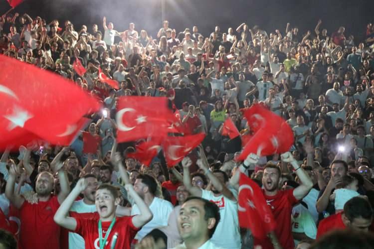 <p>Son 16 turunda Avusturya ile karşı karşıya gelen A Milli Futbol Takımı'nın maçı için Sakarya Büyükşehir Belediyesi Adapazarı ilçesinde bulunan millet bahçesine dev bir ekran kurdu.</p>
