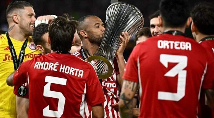 <p>Fenerbahçe, Olympiacos ile sözleşmesi sona eren Ayoub El Kaabi'yi kadrosuna katmaya hazırlanıyor.<br />
<br />
Faslı golcünün bu hafta içinde Türkiye'ye gelerek sarı lacivertliler ile 2+1 yıllık szleme imzalaması bekleniyor.<br />
<br />
(Fotomaç)</p>
