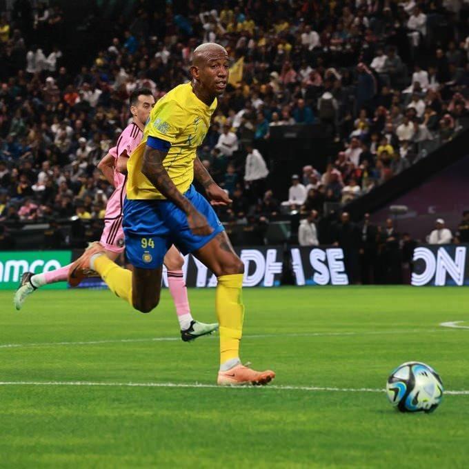 <p>Beşiktaş, eski yıldızı Anderson Talisca'yı kadrosuna katmak için temaslarını sıklaştırdı. <br />
<br />
Al-Nassr, Talisca için 13 milyon euro bonservis bedeli talep ediyor. İki kulüp arasında görüşmeler sürüyor.<br />
<br />
(Hürriyet)</p>