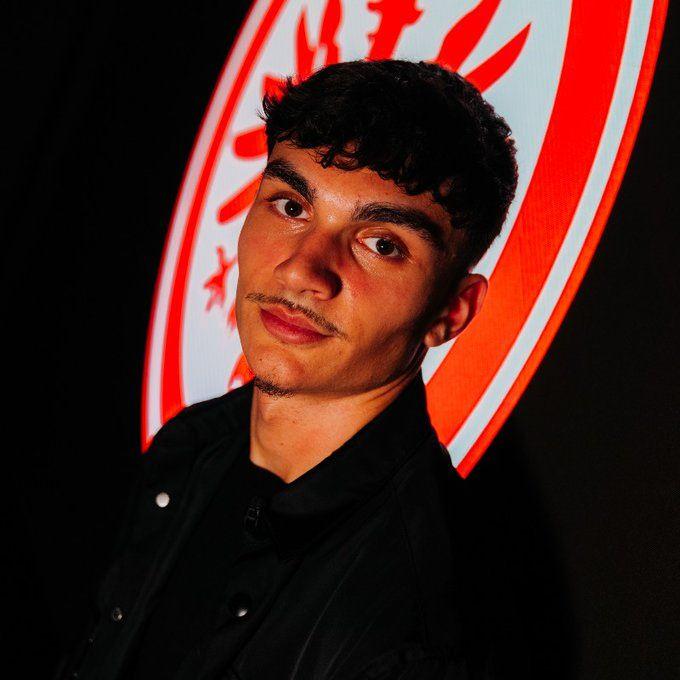 <p>Almanya Bundesliga ekiplerinden Eintracht Frankfurt, milli futbolcu Can Uzun'u 5 yıllığına kadrosuna kattığını duyurdu.</p>
