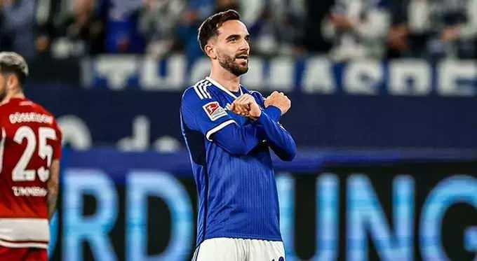 <p>Yaz transfer döneminin hızlı takımlarından Trabzonspor’un, yerli oyuncu rotasyonunu genişletmek amacıyla daha önce Süper Lig’de Beşiktaş forması giyen ve son olarak Schalke 04’te oynayan 30 yaşındaki Kenan Karaman ile ciddi şekilde ilgilendiği iddia edildi.<br />
<br />
(Milliyet)</p>