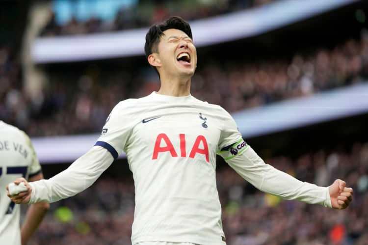 <p>Tottenham, sözleşmesinin bitimine 1 yıl kalan Heung-min Son için harekete geçti.<br />
<br />
Ada ekibi, Güney Koreli futbolcunun sözleşme uzatma opsiyonunu kullanmaya karar verdi.<br />
<br />
Yıldız oyuncunun da bu imzaya sıcak baktığı belirtilirken, resmi açıklamanın önümüzdeki günlerde yapılması bekleniyor.</p>
