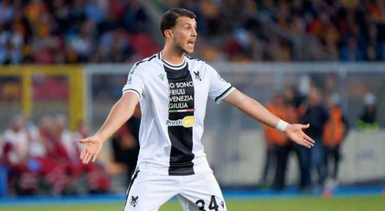 <p>Fenerbahçe'ye transfer olacağı öne sürülen Lazar Samardzic için Galatasaray'ın da devreye girdi.<br />
<br />
Transferde kısa süre içerisinde somut gelişmeler yaşanması beklenirken Sırp yıldızın yeni takımı merak konusu. Ayrıca Udinese, Lazar Samardzic için 20 milyon Euro'nun üstünde bir bonservis bedeli kazanmayı hedefliyor.<br />
<br />
(Fanatik)</p>