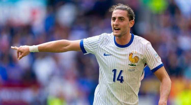 <p>Galatasaray'da orta saha takviyesi için beklenen ismin Adrien Rabiot olduğu öğrenildi.<br />
<br />
Güncel piyasa değeri 35 milyon euro olan yıldız oyuncunun istediği sözleşme şartlarını kabul eden Galatasaray, Juventus ile sözleşmesi biten Fransız oyuncuyu Türkiye'ye gelme konusunda ikna etmek için tüm şartları zorluyor.<br />
<br />
(Takvim)</p>