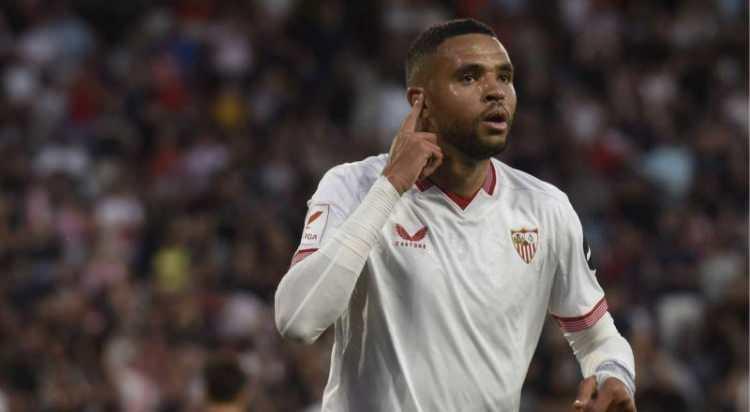 <p>Fenerbahçe'de Sevilla’nın golcüsü Youssef En Nesyri için kulüp ve oyuncu cephesiyle pazarlıklar devam ediyor.<br />
<br />
Faslı yıldızı kadrosuna katmak için çalışmalarını sürdüren Fenerbahçe'de Branco, bu transfer operasyonu için İspanya'da Sevillalı yetkililerle görüştü.<br />
<br />
(Fanatik)</p>