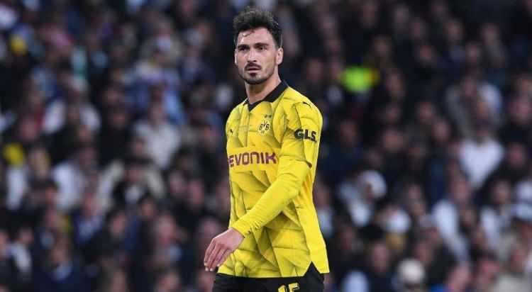 <p>Beşiktaş, Angel Di Maria, Mats Hummels ve Sebastian Haller’e yaptığı ciddi teklifler için haber bekliyor.<br />
<br />
Üç yıldıza bir hafta süre verildiği ve kararlarına göre alternatif transfer arayışlarına başlanacağı bildirildi.<br />
<br />
(Fotomaç)</p>