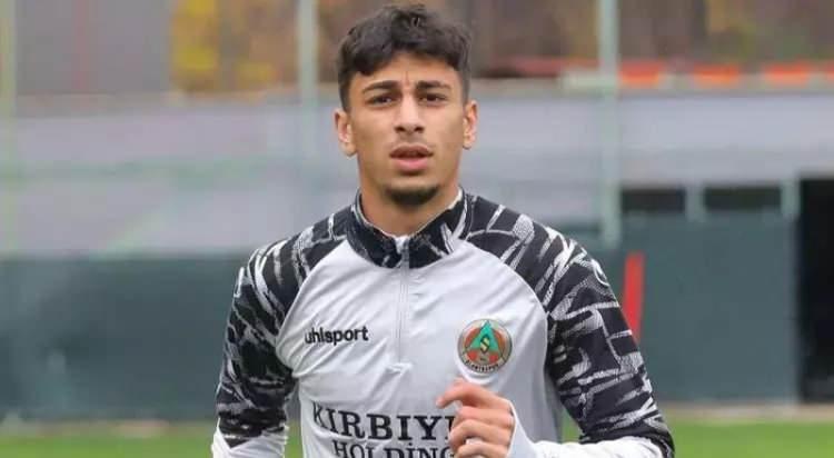 <p>Transfer çalışmalarını sürdüren Beşiktaş’ın, Alanyaspor’un genç yeteneği Cem Çelik’le ilgilendiği öne sürüldü. Scoutların beğenerek ismini yönetime sunduğu<br />
<br />
22 yaşındaki Cem orta saha ve ön libero olarak görev alıyor.<br />
<br />
(Hürriyet)</p>
