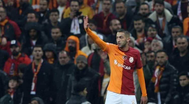 <p>Galatasaray'ın geçtiğimiz günlerde bonservisini aldığı Hakim Ziyech sarı - kırmızılı takımdan ayrılabilir.<br />
<br />
Hakim Ziyech'in menajerinin, Galatasaray'a Körfez'den 7.5 milyon Euro değerinde bir teklif getirebileceğini söylediği öğrenildi.<br />
<br />
Bu teklife sıcak bakmayan yönetim, tecrübeli futbolcu için gelecek cazip teklifleri değerlendirmeyi düşünüyor.<br />
<br />
Okan Buruk'un da iyi bir teklif gelmesi halinde 31 yaşındaki yıldızın satışına onay verdiği kaydedildi.<br />
<br />
(Takvim)</p>