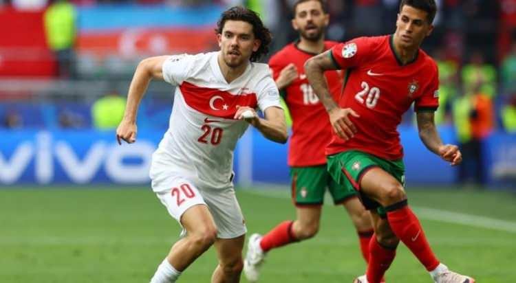 <p>Borussia Dortmund, Ferdi Kadıoğlu için yaptığı 20 milyon Euro'luk teklifin üzerine çıkmayı planlıyor.<br />
<br />
Yeni teklifin Fenerbahçe tarafından kabul edilmesi durumunda ise Ferdi Kadıoğlu'nu ikna etmeye çalışacak.<br />
<br />
(Sabah)</p>