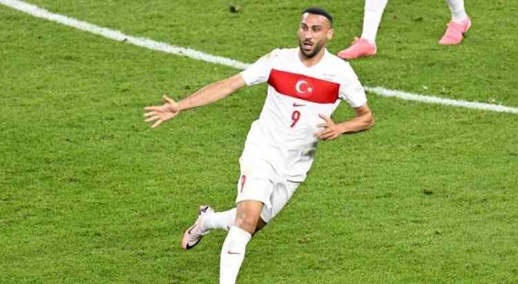 <p>Serdar Dursun'la yeni sözleşme konusunda görüşmelerini sürdüren Fenerbahçe, Trendyol Süper Lig'deki ezeli rakibi Beşiktaş'ın golcüsü Cenk Tosun'u istiyor.<br />
<br />
(Fanatik)</p>