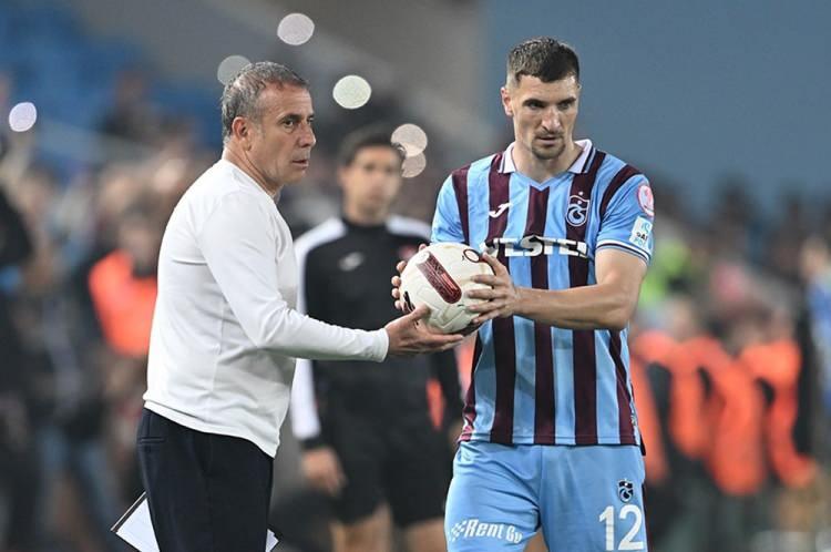 <p>Abdullah Avcı'nın takımda kalmasını istediği Thomas Meunier için Lyon ve Monaco devrede.<br />
<br />
Fransız ekipleri, deneyimli futbolcuyu kadrosuna katmak için girişimlerde bulundu.<br />
<br />
(Fanatik)</p>