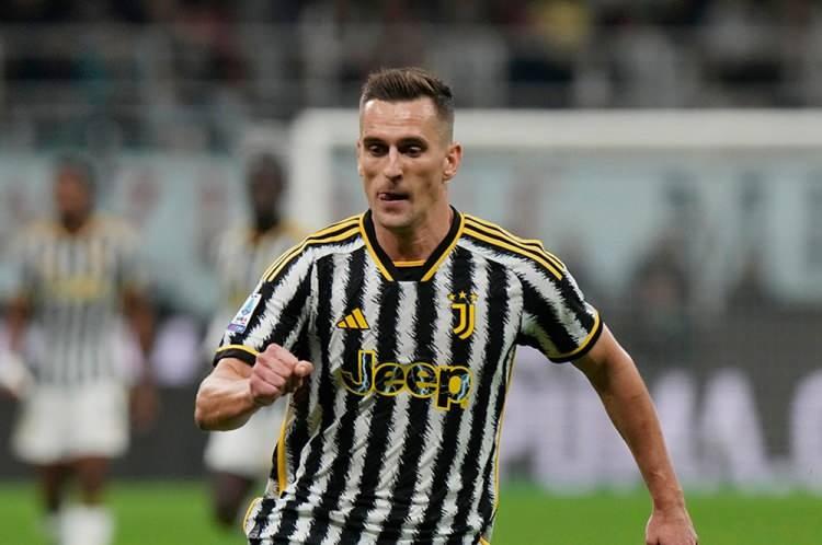 <p>Golcü arayışını sürdüren Beşiktaş, Borussia Dortmund'dan Sebastian Haller ile Juventus forması giyen Arkadiusz Milik'i gündemine aldı.<br />
<br />
Siyah-beyazlıların teknik direktörü Can Bronckhorst'un her iki isme de onay verdiği belirtildi.<br />
<br />
(Fanatik)</p>