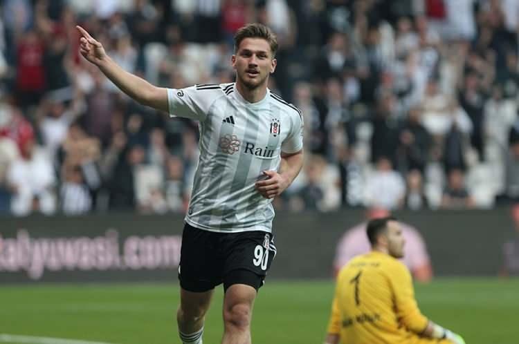 <p>Stuttgart'ın Semih Kılıçsoy inadı sürüyor. Alamn ekibinin, Beşiktaş ile görüşme talebinde bulunduğu iddia edildi.<br />
<br />
İki kulüp arasında rakamların konuşulacağı bir görüşme yapılacağı konuşuluyor. Yönetim, genç yıldızın en az bir sezon daha Beşiktaş forması giydikten sonra satılmasına sıcak bakıyor.<br />
<br />
(Fanatik)</p>