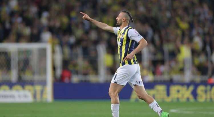 <p>Fenerbahçe, yerli golcü olarak takımda kalmasını istediği Serdar Dursun'a yeni kontrat önerdi ancak tecrübeli forvet bu teklifi çok düşük bulduğu için kabul etmedi.<br />
<br />
(Fanatik)</p>
