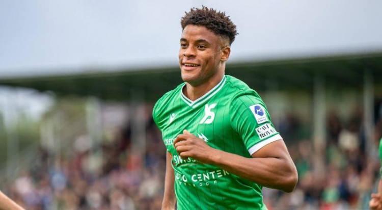 <p>Beşiktaş, sözleşmesinde 1 milyon İsviçre frangı serbest kalma maddesi bulunan Yverdon Sport'un futbolcusu Kevin Carlos'u istediği iddia edildi.<br />
<br />
(Fotomaç)</p>