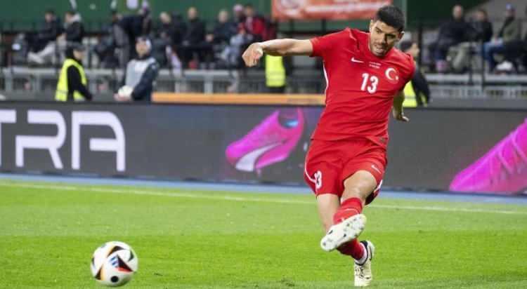 <p>Transfer sezonunda çalışmalarına devam eden Trabzonspor'un kurmayları, İspanyol ekibi Valencia'da forma giyen Cenk Özkaçar'a bordo mavili formayı giydirmek istiyor.<br />
<br />
(Sabah)</p>

