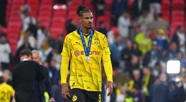 <p>Beşiktaş, bir süredir gündemde olan Fildişili yıldız Sebastian Haller’i kadrosuna katmak için Alman kulübü ile sıkı bir pazarlığa girişti.<br />
<br />
Siyah beyazlılar bu transferi bitirmeye yakın görünüyor.<br />
<br />
(Fotomaç)</p>
