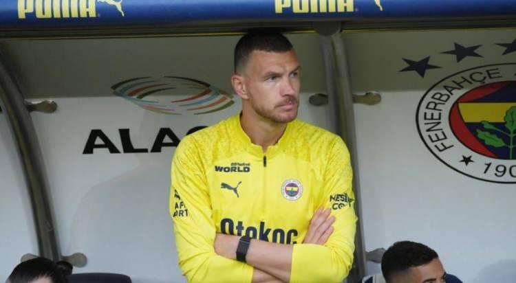 <p>Batshuayi’nin gidişinin ardından Edin Dzeko’yu takımda tutma kararı alan Fenerbahçe'de yeni bir ayrılık daha yaşanabilir.<br />
<br />
Hajduk Split’in tecrübeli golcüye yaptığı teklifi uygun bulan Dzeko transfere sıcak bakıyor.<br />
<br />
(Milliyet)</p>