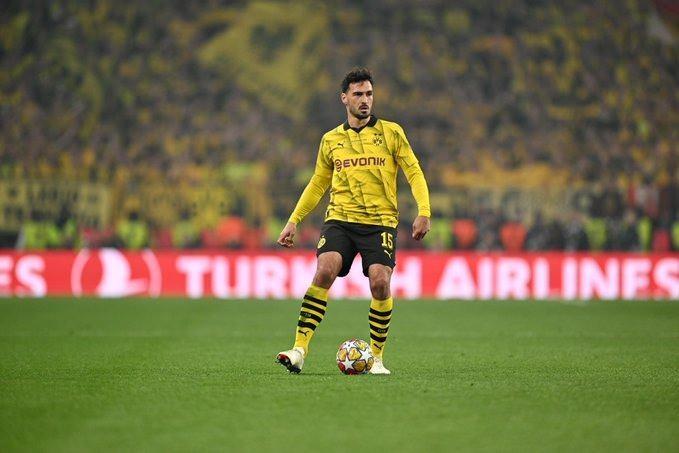 <p>İsmi uzun süredir Süper Lig devi Beşiktaş ile anılan ve görüşmelerde mesafe kat edilen Matts Hummels için Alman ekibi Bayer Leverkusen devreye girdi.<br />
<br />
Xabi Alonso, Bayern Münih'e gitmesi beklenen Jonathan Tah'ın yerine Mats Hummels'in transferine omay verdi.<br />
<br />
(Kicker)</p>