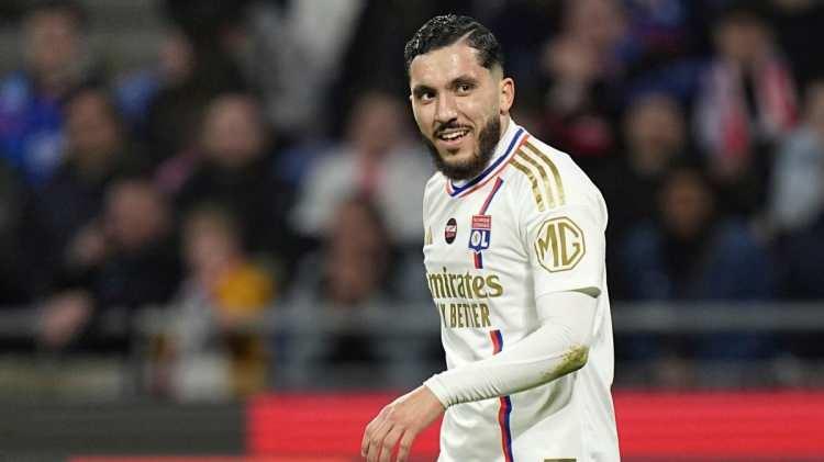 <p>Almanya ekiplerinden Borussia Dortmund'un Paris Saint-Germain'in de ilgilendiği Lyon'da forma giyen 20 yaşındaki oyuncu Rayan Cherki'yi kadrosuna katmaya yakın olduğu belirtildi.</p>