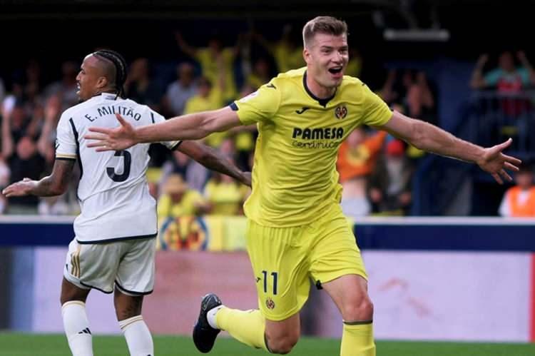<p>Atletico Madrid, Alexander Sörloth'u kadrosuna katmaya hazırlanıyor.<br />
<br />
Sözleşmesi biten Memphis Depay'ın yan ısıra Alvaro Morata'nın da takımdan ayrılması beklenen İspanyol ekibinde, forvetteki boşluğun Norveçli yıldızla doldurulması planlanıyor.<br />
</p>