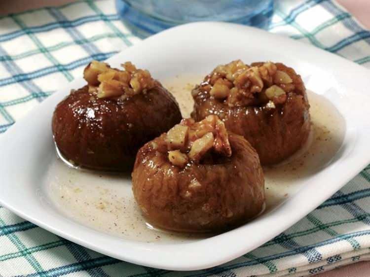 <p><strong>Susam ve cevizleri bir tavada kokusu çıkana kadar kavurun</strong></p>

<p> </p>
